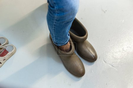 Foto de Botas y guantes de goma dieléctricos especiales diseñados para trabajar con zapatos aislantes protectores de alto voltaje. - Imagen libre de derechos