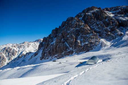 Téléchargez les photos : Vue sur les montagnes près de la station de ski Shymbulak. Snow Mountains. Almaty. Parc national de l'Ile-Alatau. Kazakhstan - en image libre de droit