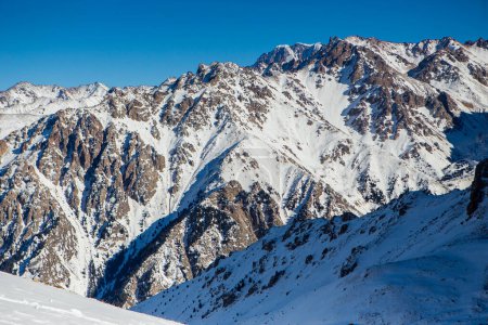 Téléchargez les photos : Vue sur les montagnes près de la station de ski Shymbulak. Snow Mountains. Almaty. Parc national de l'Ile-Alatau. Kazakhstan - en image libre de droit