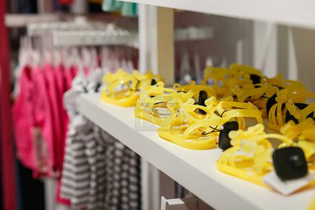 Foto de Descuento amarillo para mujer Chanclas ventana de la tienda. - Imagen libre de derechos