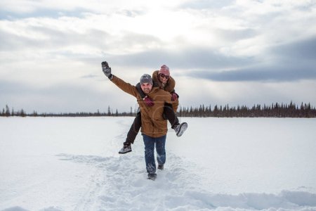 Foto de Riendo marido y mujer divirtiéndose en vacaciones de tundra nevada - Imagen libre de derechos