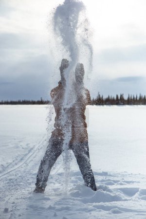 Foto de Hombre alegre divirtiéndose en tundra nevada durante las vacaciones. - Imagen libre de derechos