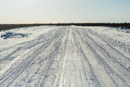 Téléchargez les photos : Route hivernale glissante dans une toundra - en image libre de droit