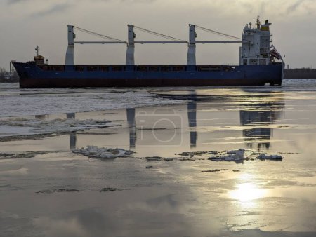 Téléchargez les photos : Un cargo pousse un remorqueur dans la glace. Photo de haute qualité - en image libre de droit