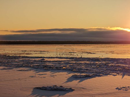 Téléchargez les photos : Gel dur. Coucher de soleil sur la rivière gelée. Photo de haute qualité - en image libre de droit
