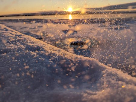 Foto de Hielo duro. Puesta de sol sobre el río congelado. Polvo de nieve. Foto de alta calidad - Imagen libre de derechos