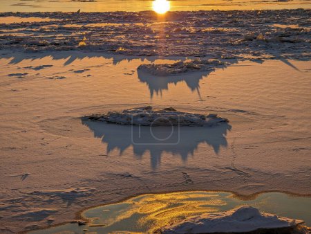 Foto de Hielo duro. Puesta de sol sobre el río congelado. Foto de alta calidad - Imagen libre de derechos
