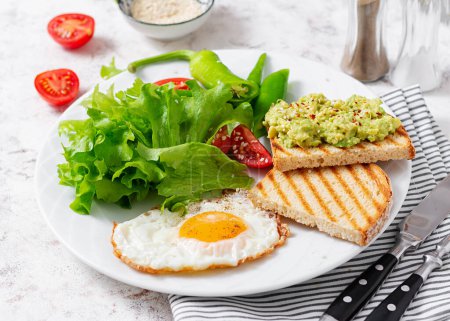 Téléchargez les photos : Fried egg, fresh salad and avocado guacamole sandwiches. Concept of a healthy lifestyle - en image libre de droit