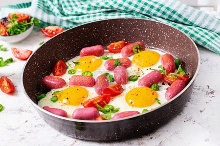 Foto de Homemade delicious american breakfast with  fried eggs,  sausages, and tomatoes. Concept of a healthy lifestyle - Imagen libre de derechos