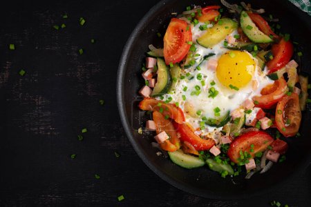 Téléchargez les photos : Ketogenic diet. Fried egg, ham and vegetables.  Keto breakfast. Brunch. Top view, flat lay - en image libre de droit
