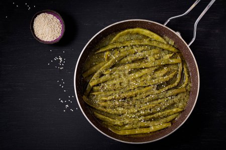 Téléchargez les photos : Green beans cooked with olive oil . Vegan and vegetarian food. Turkish cuisine. Fasulye traditional food. Top view - en image libre de droit