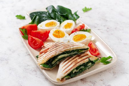 Téléchargez les photos : Fresh tortilla wraps with spinach and cheese on light background .  Healthy food concept. Vegetarian food. - en image libre de droit