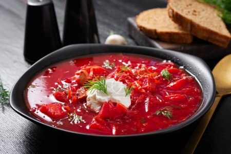 Foto de Traditional Ukrainian borscht. Bowl of red beetroot soup borsch with white cream. Beet root delicious soup. Ukrainian food. - Imagen libre de derechos