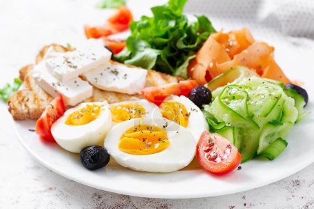 Téléchargez les photos : Petit déjeuner sain. Salade avec fromage feta, œufs, concombre et carotte. Alimentation saine et équilibrée. - en image libre de droit