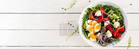 Téléchargez les photos : Petit déjeuner. Salade grecque et œufs durs. Salade de légumes frais avec tomate, concombres, olives, roquette et fromage à la crème. Nourriture tendance. Vue du dessus, bannière - en image libre de droit