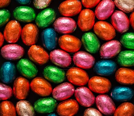 Téléchargez les photos : Fond d'oeufs de Pâques colorés. Chocolat Oeufs de Pâques texture. Vue du dessus - en image libre de droit