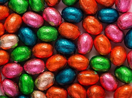 Foto de Fondo colorido huevos de Pascua. Chocolate Huevos de Pascua textura. Vista superior - Imagen libre de derechos