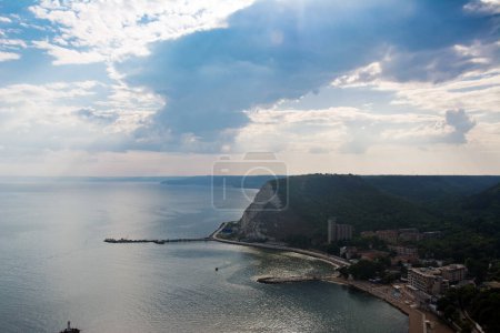 Téléchargez les photos : Vue de la jetée. Coucher de soleil. Vue aérienne de la côte de la mer Noire à Kavarna, Bulgarie. - en image libre de droit