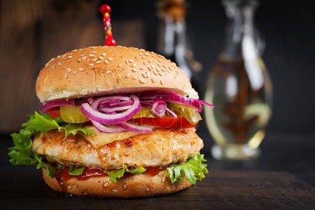 Téléchargez les photos : Hamburger au poulet. Sandwich avec hamburger au poulet, tomates, fromage et laitue. Cheeseburger. - en image libre de droit