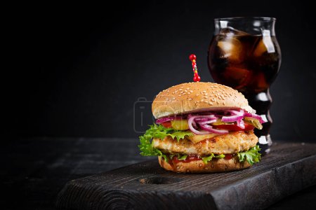 Foto de Hamburguesa de pollo. Sandwich con hamburguesa de pollo, tomates, queso y lechuga. Hamburguesa con queso. - Imagen libre de derechos