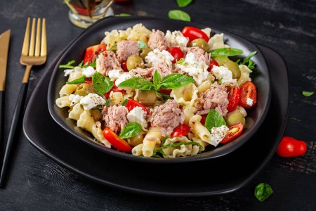 Téléchargez les photos : Pâtes au thon, tomates et fromage feta. Salade de pâtes au thon. Nourriture italienne saine. Dîner sain. - en image libre de droit