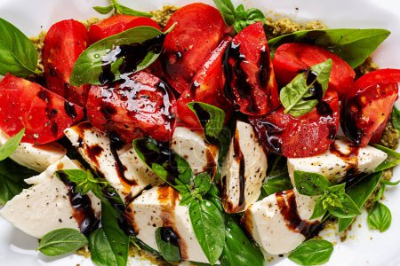 Téléchargez les photos : Caprese tomate salade pour la conception de concept. Texture, fond, gros plan. Concept alimentaire. - en image libre de droit