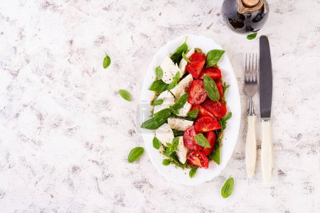 Téléchargez les photos : Caprese tomate salade pour la conception de concept. Fond blanc, gros plan. Concept de nourriture. Vue du dessus - en image libre de droit