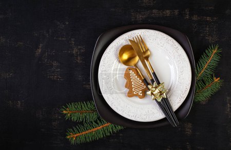 Téléchargez les photos : Cadre de table de Noël pour la conception de célébration. Fête. Cuisine table à manger. Vacances d'hiver. Décor de nourriture. Vue de dessus, plan plat - en image libre de droit