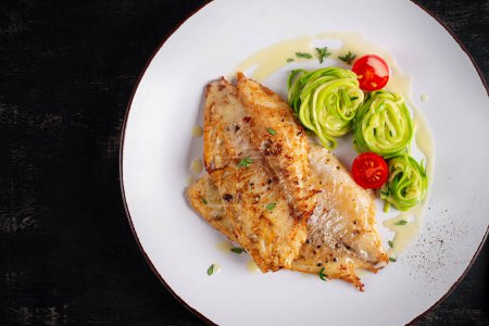 Téléchargez les photos : Filet de poisson grillé avec pâtes à la courgette. Concept d'alimentation saine. Vue de dessus, plan plat - en image libre de droit