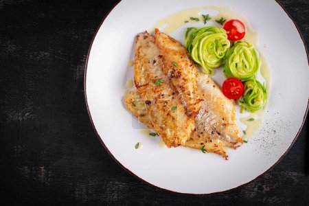Téléchargez les photos : Filet de poisson grillé avec pâtes à la courgette. Concept d'alimentation saine. Vue de dessus, plan plat - en image libre de droit