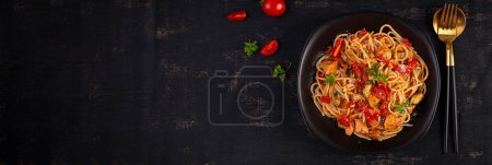 Téléchargez les photos : Pâtes italiennes classiques spaghetti marinara aux moules et au saumon sur table noire. Pâtes spaghetti à la sauce marinara. Vue de dessus, vue aérienne - en image libre de droit