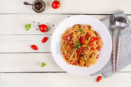Téléchargez les photos : Pâtes italiennes classiques spaghetti marinara aux moules et saumon sur table blanche. Pâtes spaghetti à la sauce marinara. Vue de dessus, vue aérienne - en image libre de droit