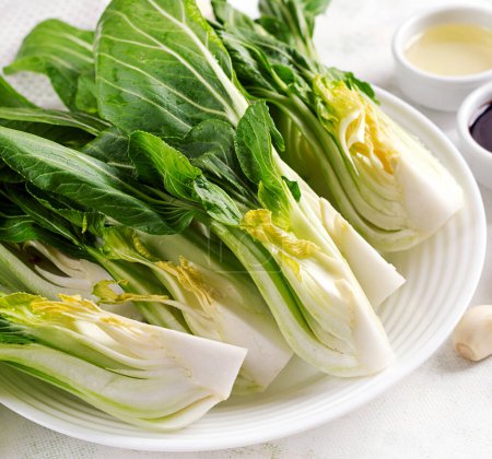 Téléchargez les photos : Bok choy bio et frais ou pak choi ou pok choi.Brassica rapa. Légumes - en image libre de droit