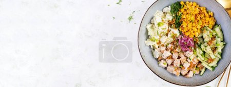 Foto de Ensalada de col china con carne de pollo, maíz, pepino y aderezo de mostaza. Comida asiática. Vista superior, banner - Imagen libre de derechos