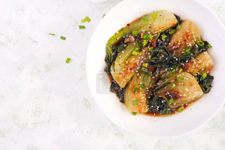 Téléchargez les photos : Fait maison asiatique sauté soja bok choy avec des graines de sésame. Remuer le pak choi frit. De la nourriture asiatique. Vue du dessus - en image libre de droit