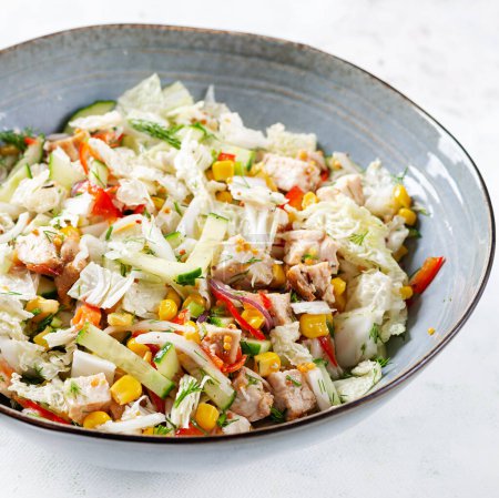 Téléchargez les photos : Salade de chou chinois avec viande de poulet, maïs, concombre et moutarde de vinaigrette. Alimentation asiatique. - en image libre de droit