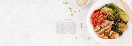 Foto de Mezcle el pollo frito, los pimientos dulces y el bok choy en un tazón sobre la mesa. Revuelve pak choi. Comida asiática. Vista superior - Imagen libre de derechos