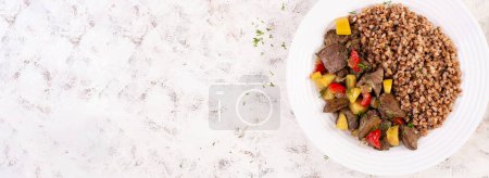 Téléchargez les photos : Bouillie de sarrasin avec foie de poulet, poivron et pomme. Dîner. Menu diététique. Vue du dessus, bannière - en image libre de droit