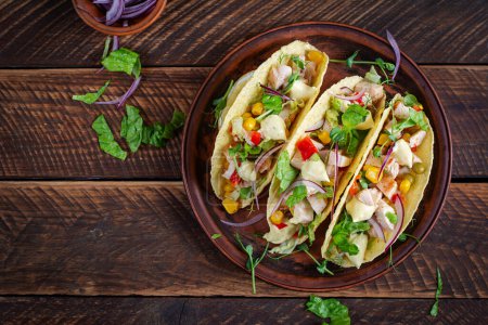 Téléchargez les photos : Tacos mexicains avec viande de poulet, maïs et salsa. Des tacos sains. Menu diététique. Un taco mexicain. Vue de dessus, plan plat - en image libre de droit