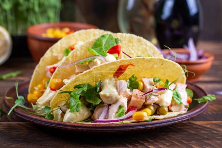 Foto de Tacos mexicanos con carne de pollo, maíz y salsa. Tacos saludables. Menú de dieta. Taco mexicano. - Imagen libre de derechos