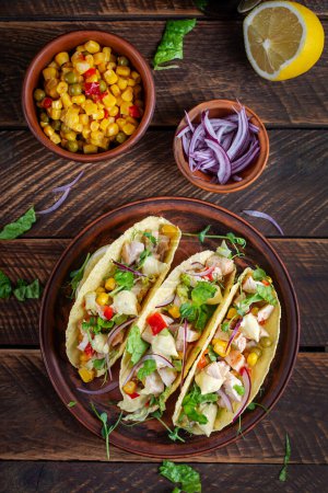 Foto de Tacos mexicanos con carne de pollo, maíz y salsa. Tacos saludables. Menú de dieta. Taco mexicano. Vista superior, plano - Imagen libre de derechos