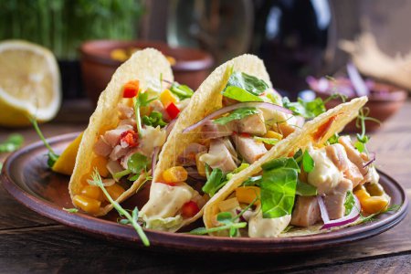 Foto de Tacos mexicanos con carne de pollo, maíz y salsa. Tacos saludables. Menú de dieta. Taco mexicano. - Imagen libre de derechos