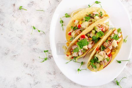 Foto de Tacos mexicanos con carne de pollo, maíz y salsa. Tacos saludables. Menú de dieta. Taco mexicano. Vista superior, plano - Imagen libre de derechos