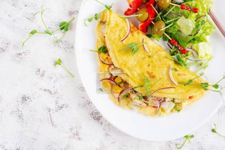 Téléchargez les photos : Petit déjeuner sain.Quesadilla avec omelette, filet de poulet, maïs et salade fraîche. Keto, déjeuner cétogène. Vue du dessus - en image libre de droit