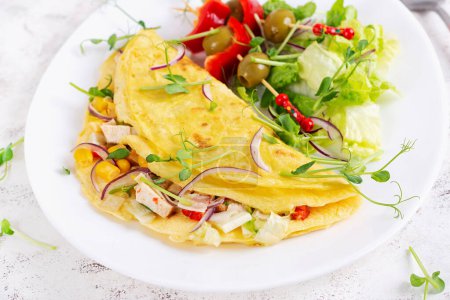 Téléchargez les photos : Petit déjeuner sain.Quesadilla avec omelette, filet de poulet, maïs et salade fraîche. Keto, déjeuner cétogène. - en image libre de droit