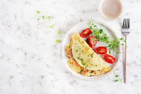 Foto de Desayuno saludable. Quesadilla con tortilla, salmón y tomates en rodajas. Keto, almuerzo cetogénico. Vista superior - Imagen libre de derechos