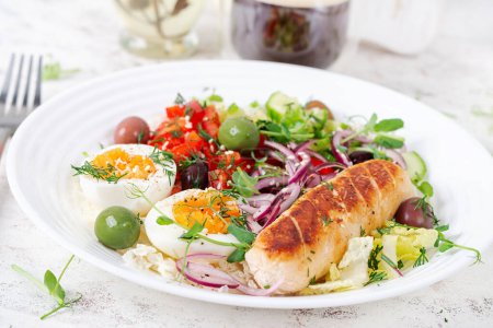 Téléchargez les photos : Petit déjeuner saucisse de poulet maison avec œuf bouilli et salade fraîche. Keto, petit déjeuner cétogène. Petit déjeuner branché. - en image libre de droit