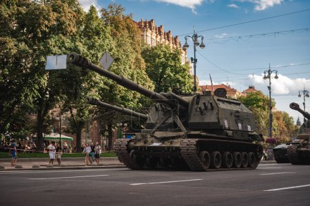 Téléchargez les photos : KYIV, UKRAINE - Août 2023. Jour de l'indépendance de l'Ukraine. Manifestation d'armes russes détruites sur la rue Khreshchatyk. - en image libre de droit