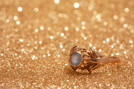 Foto de Golden rings on a golden shiny background. - Imagen libre de derechos