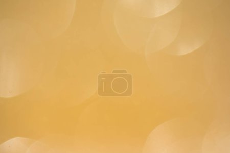 Foto de Fondo brillante, textura brillante llena de reflejos y oropel en color oro. - Imagen libre de derechos